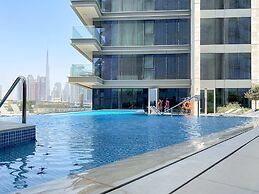 Bright 1BR Escape w Balcony Building Pool