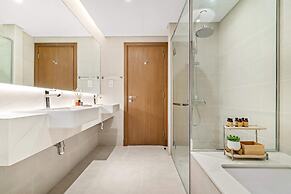 Bright 1BR Escape w Balcony Building Pool