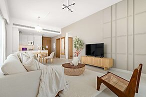 Bright 1BR Escape w Balcony Building Pool