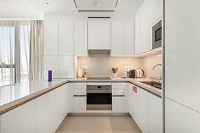 Bright 1BR Escape w Balcony Building Pool