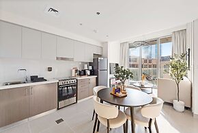 Downtown Apartment w Tower Pool Balcony