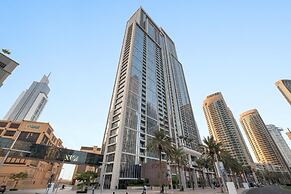 Downtown Apartment w Tower Pool Balcony