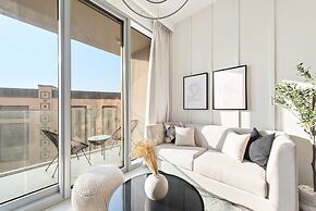 Downtown Apartment w Tower Pool Balcony