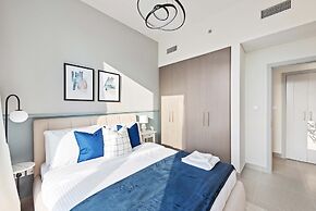 Downtown Apartment w Tower Pool Balcony