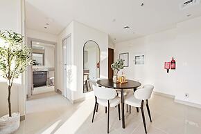 Downtown Apartment w Tower Pool Balcony