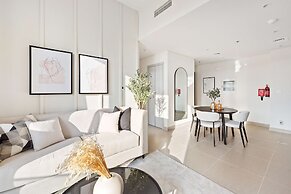 Downtown Apartment w Tower Pool Balcony