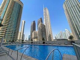Downtown Apartment w Tower Pool Balcony