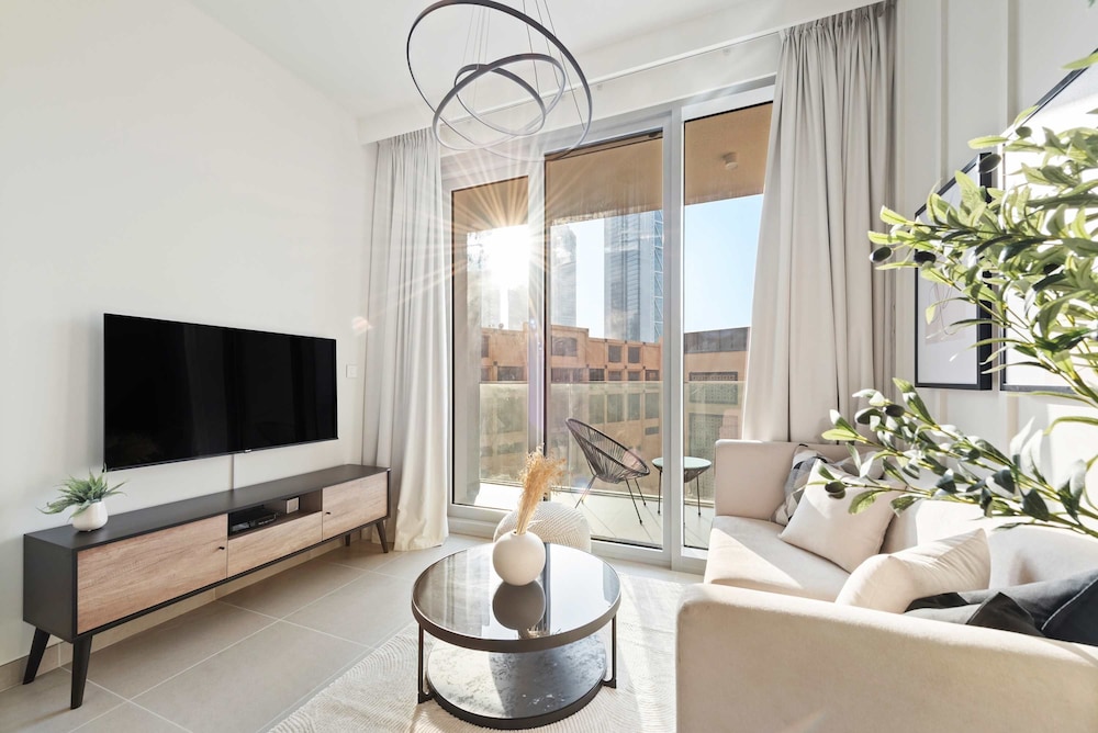 Downtown Apartment w Tower Pool Balcony