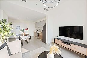 Downtown Apartment w Tower Pool Balcony