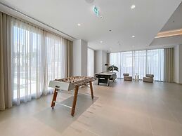 Downtown Apartment w Tower Pool Balcony