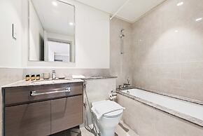 Downtown Apartment w Tower Pool Balcony