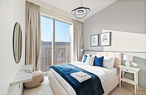 Downtown Apartment w Tower Pool Balcony