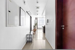 Silkhaus Hydra Avenue Large Studio by Reem Park
