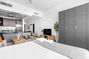 Silkhaus Hydra Avenue Large Studio by Reem Park