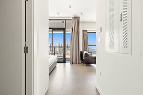 Silkhaus Chic Studio Private Beach Pixel Tower