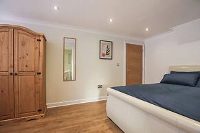 Charming Central Kingston Flat by the River