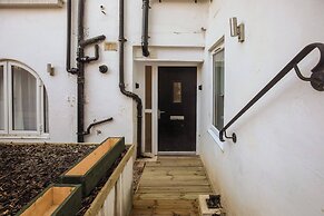 Charming Central Kingston Flat by the River