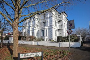 Charming Central Kingston Flat by the River