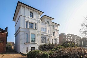 Charming Central Kingston Flat by the River