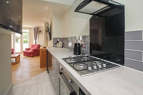 Charming Central Kingston Flat by the River