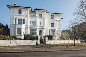 Charming Central Kingston Flat by the River