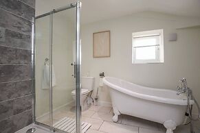 Charming Central Kingston Flat by the River