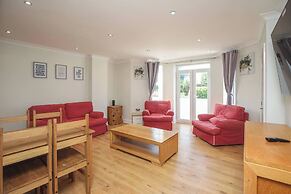Charming Central Kingston Flat by the River