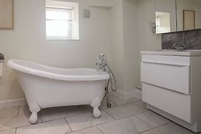Charming Central Kingston Flat by the River