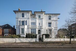 Charming Central Kingston Flat by the River