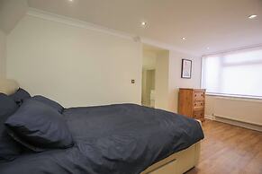 Charming Central Kingston Flat by the River
