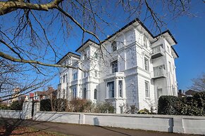 Charming Central Kingston Flat by the River