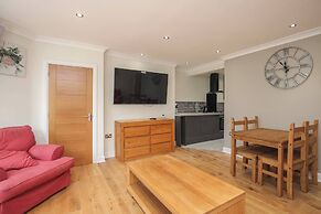 Charming Central Kingston Flat by the River