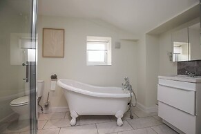Charming Central Kingston Flat by the River