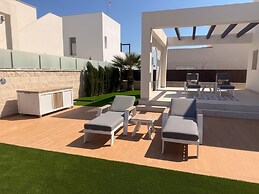 3 Bed Villa - Sleeps 6 - Private Pool - Parking