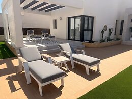 3 Bed Villa - Sleeps 6 - Private Pool - Parking