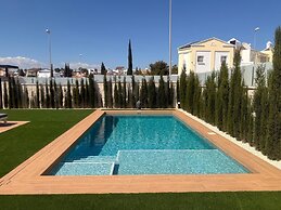 3 Bed Villa - Sleeps 6 - Private Pool - Parking