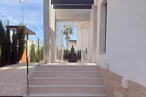 3 Bed Villa - Sleeps 6 - Private Pool - Parking