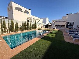 3 Bed Villa - Sleeps 6 - Private Pool - Parking