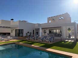 3 Bed Villa - Sleeps 6 - Private Pool - Parking