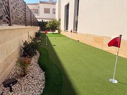 3 Bed Villa - Sleeps 6 - Private Pool - Parking