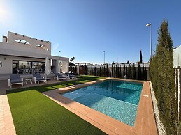 3 Bed Villa - Sleeps 6 - Private Pool - Parking