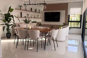 3 Bed Villa - Sleeps 6 - Private Pool - Parking