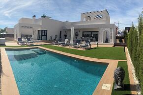 3 Bed Villa - Sleeps 6 - Private Pool - Parking