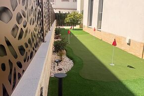 3 Bed Villa - Sleeps 6 - Private Pool - Parking