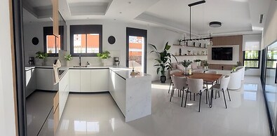 3 Bed Villa - Sleeps 6 - Private Pool - Parking