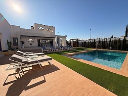 3 Bed Villa - Sleeps 6 - Private Pool - Parking
