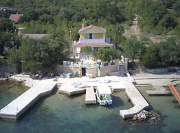 Beachfront Apartment Live