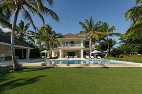 Arrecife 39 - Spacious 5BR Villa Near Beach Golf
