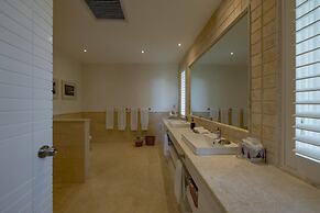 Arrecife 39 - Spacious 5BR Villa Near Beach Golf