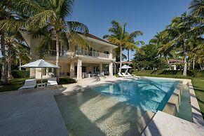 Arrecife 39 - Spacious 5BR Villa Near Beach Golf